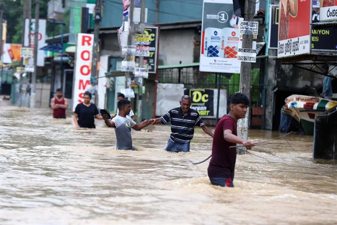 Personas evacuadas en las afueras de Colombo, Sri Lanka.