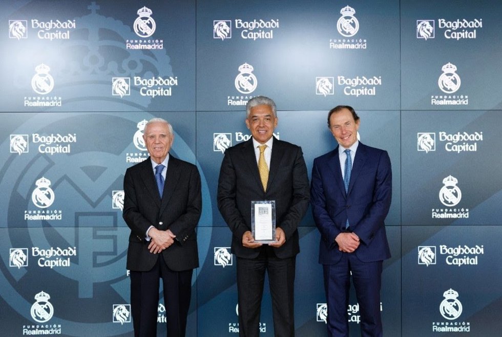 Emilio Butragueño, director de Relaciones Institucionales del Real Madrid (derecha), recibe a Baihas Baghdadi, fundador y presidente ejecutivo del family office Baghdadi Capital.