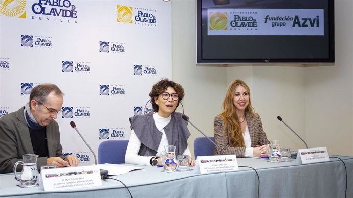 Fundación Grupo Azvi y la Universidad Pablo de Olavide en una rueda de prensa