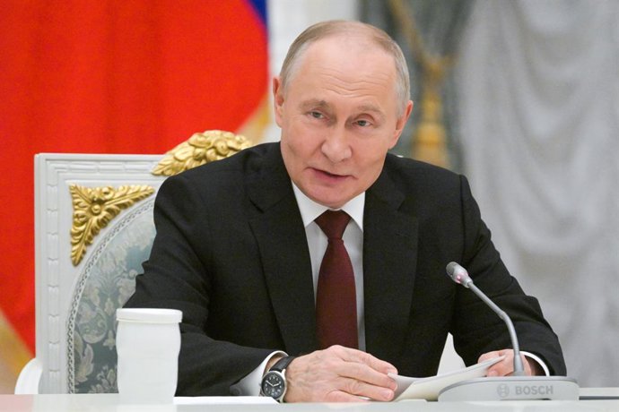 RÚSSIA, MOSCOU - 28 DE NOVEMBRO DE 2025: O presidente da Rússia, Vladimir Putin, durante uma reunião com delegados do 5º Congresso de Jovens Cientistas no Kremlin