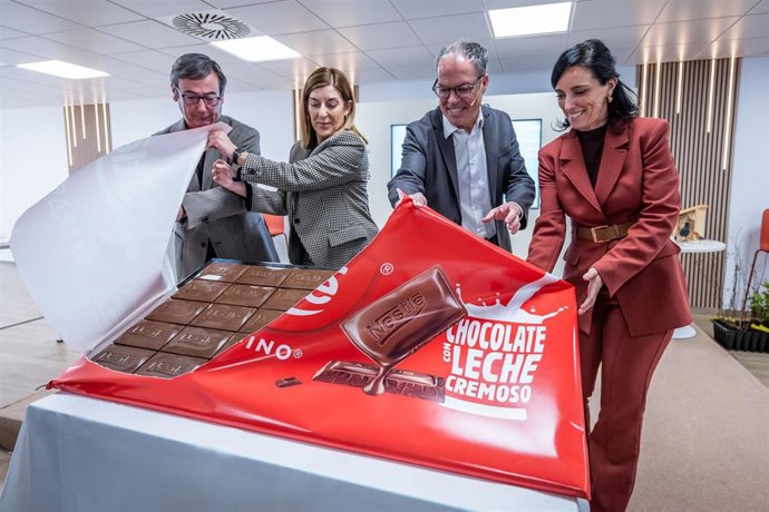 El alcalde de Santa María de Cayón, Francisco Viar; la presidenta de Cantabria, María José Sáenz de Buruaga; el director general de Nestlé,Jordi Llach; y la directora de la fábrica de La Penilla, Diana del Campo, abren la tableta gigante