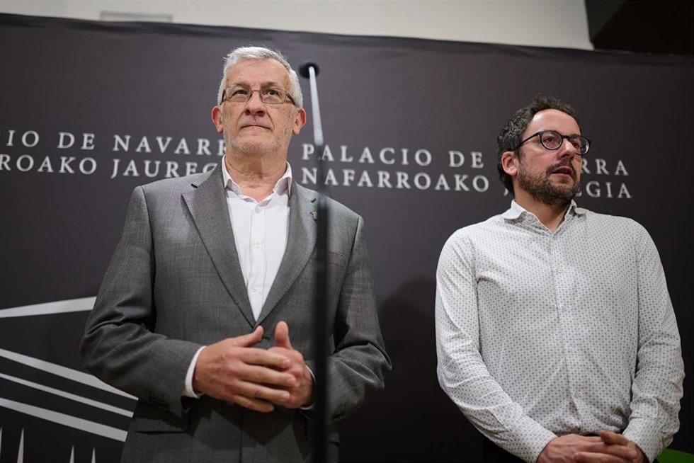 Archivo - El vicepresidente Taberna y Joseba Asiain, director general de Presidencia, Gobierno Abierto y Relaciones con el Parlamento de Navarra, en una imagen de archivo