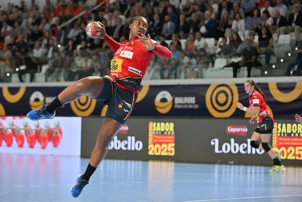 Lyndie Tchaptchet, en un partido con la selección española de balonmano.