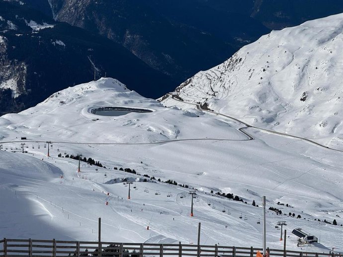 La estación de Baqueira Beret prevé abrir más de 100 kilómetros esquiables en este puente de diciembre.