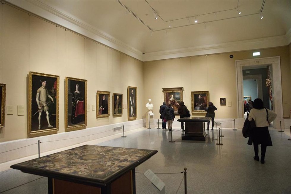 Archivo - Varias personas durante una visita al Museo del Prado de noche, a 2 de marzo de 2024, en Madrid (España). El Museo del Prado, con la colaboración de la Comunidad de Madrid y Samsung, vuelve a abrir de manera gratuita el primer sábado de cada m