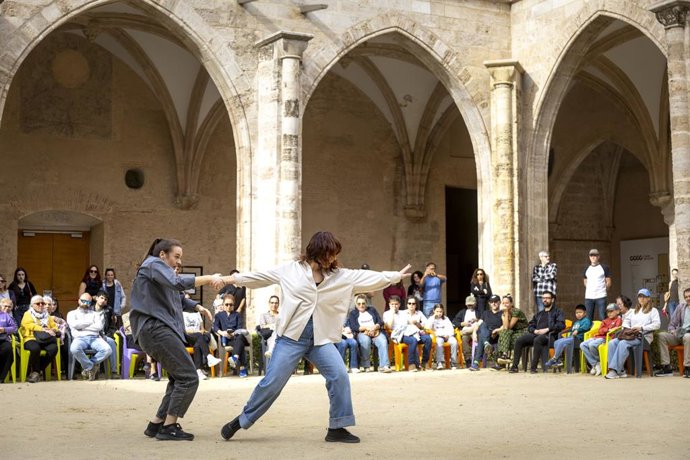 Visitants en el Centre del Carme