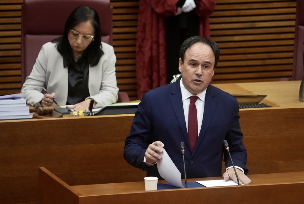 El nuevo president de la Generalitat valenciana, Juanfran Pérez Llorca, toma posesión de su cargo, en Les Corts Valencianes, a 2 de diciembre de 2025, en Valencia, Comunidad Valenciana (España).