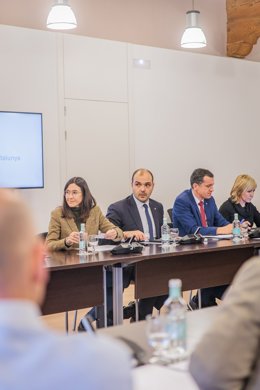 La consellera de Interior y Seguridad Pública, Núria Parlon; el conseller de Presidencia, Albert Dalmau, y el conseller de Agricultura, Òscar Ordeig en la reunión con alcaldes por la PPA