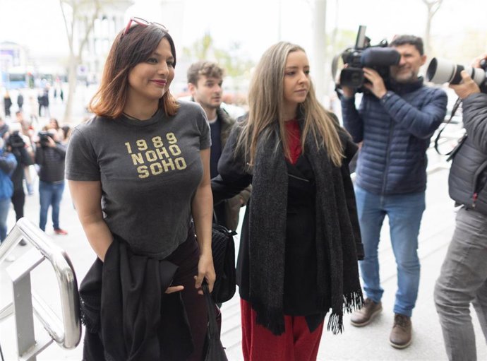 Archivo - La actriz Elisa Mouliaá (i) llega a los Juzgados de Plaza de Castilla para entregar su teléfono móvil a fin de que la Policía Nacional pueda analizar las conversaciones que mantuvieron, a 11 de abril de 2025, en Madrid (España).