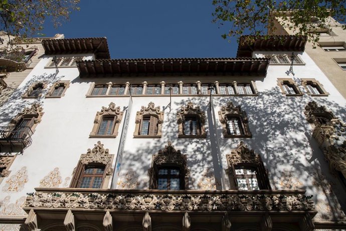 Archivo - Vista de la fachada de Palau Macaya de Barcelona, a 27 de octubre de 2023, en Barcelona, Catalunya (España).