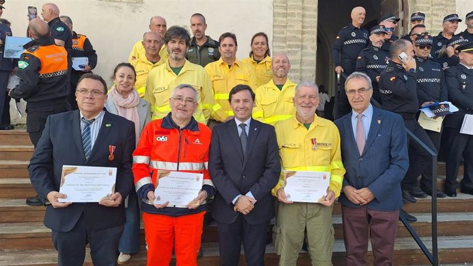 El director del Centro de Emergencias Sanitarias 061 en Cádiz, Antonio Ramírez, junto al resto de entidades reconocidas por el Ayuntamiento de Tarifa.