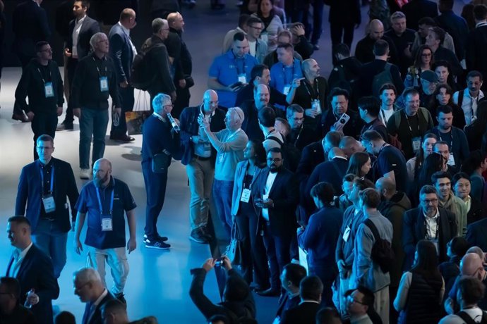 Archivo - Visitantes a la feria ISE 2026.