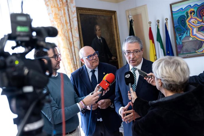 “Con Este Proyecto Se Refuerzan Las Infraestructuras Culturales De La Axarquía”, Ha Afirmado El Presidente De La Diputación, Quien Ha Apuntado Que Se Destinarán Otros 500.000 Euros A La Reurbanización De La Calle Doctor Fleming En Torre Del Mar