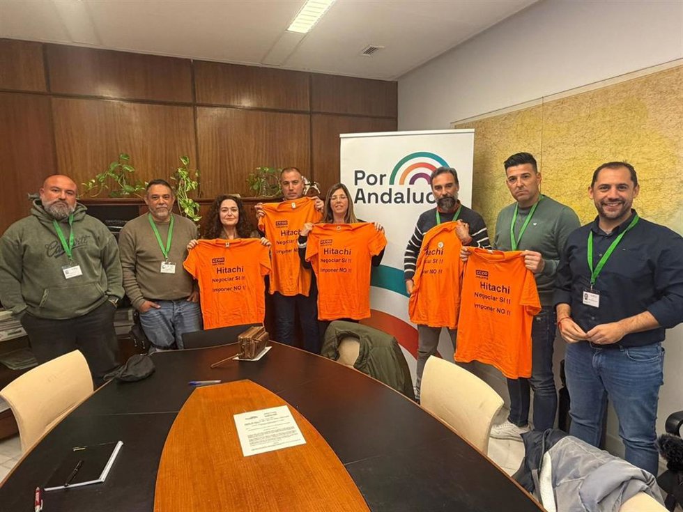 Inmaculada Nieto (3 izda.) y Sebastián Pérez (dcha.), en su reunión con el comité de empresa de la factoría de Hitachi Energy en Córdoba.
