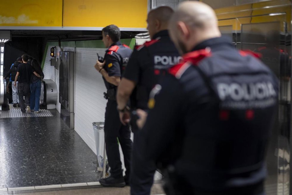Archivo - Los mossos d'esquadra realizan un patrullaje durante las fiestas de la Merc, a 27 de septiembre de 2025, en Barcelona.