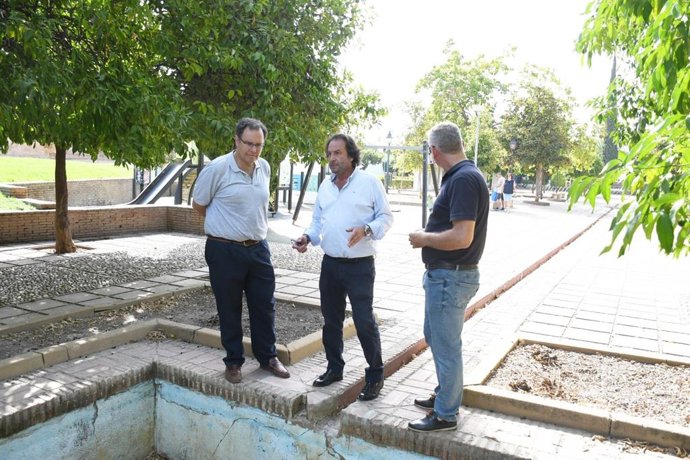 El presidente de Emacsa, Daniel García-Ibarrola, visita una de las fuentes del Jardín de los Poetas.