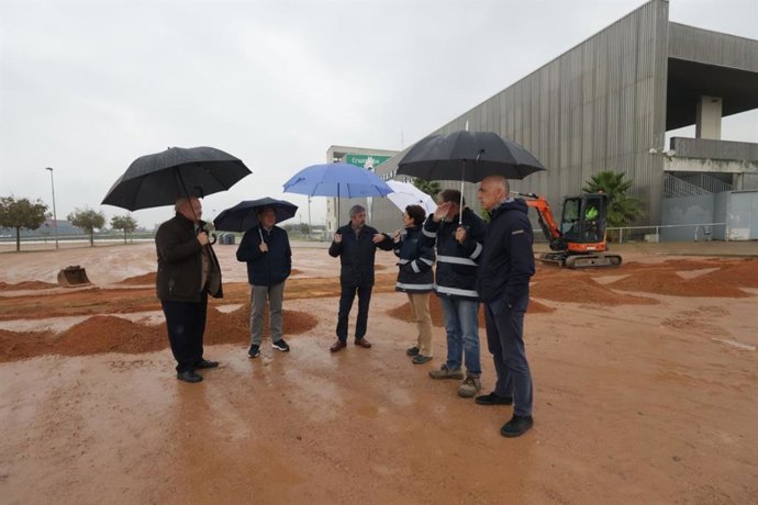 Inicio de las obras de caminos de cemento para los accesos al estadio El Arcángel, junto al recinto del Arenal, donde se plantarán más de 170 árboles.