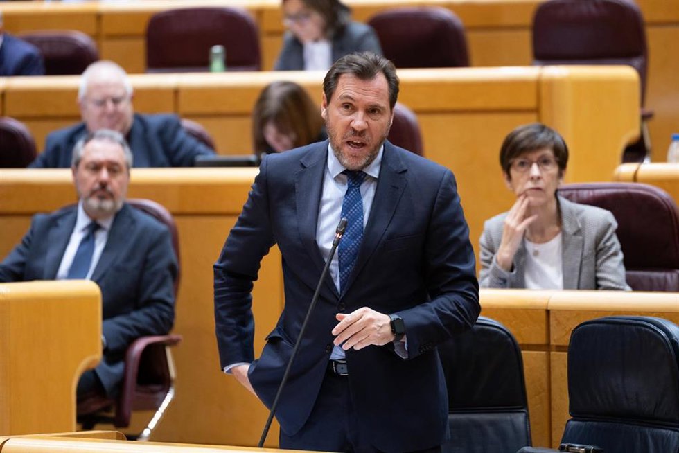 El ministro de Transportes y Movilidad Sostenible, Óscar Puente, interviene durante una sesión plenaria en el Senado, a 2 de diciembre de 2025, en Madrid