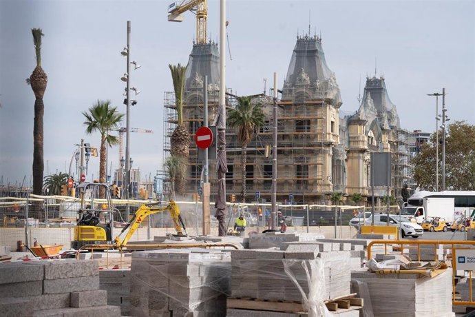 Archivo - Trabajadores realizando obras en Barcelona.