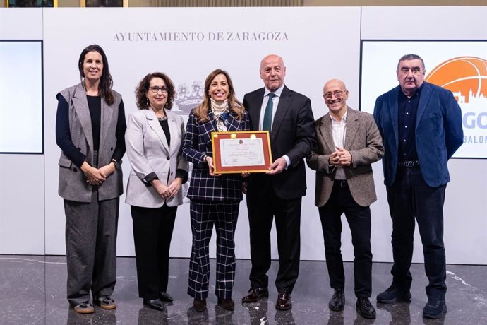 La alcaldesa de Zaragoza, NAtalia Chueca, con los Embajadores de 'Zaragoza, Ciudad del Baloncesto' Karina Rodríguez y Juan Antonio Corbalán