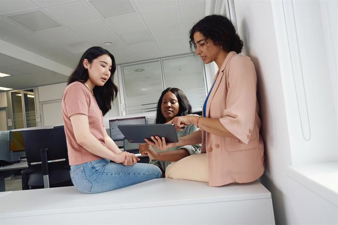 Imagen de recurso de personas trabajando con una 'tablet'.