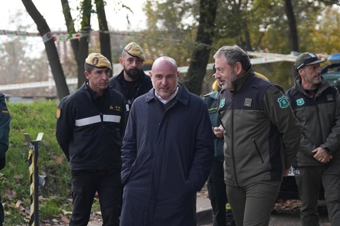 El tinent coronel de la UME, Joaquín Núñez (e), junt al delegat del Govern a Catalunya, Carlos Prieto (c), en imatge d'arxiu