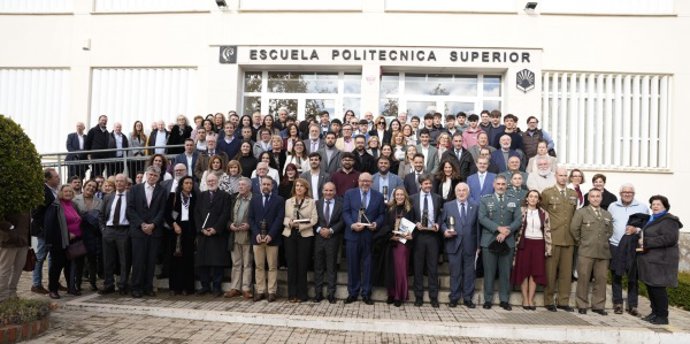 Foto de familia de autoridades y entidades reconocidas en la gala.