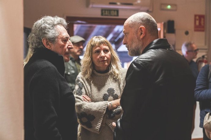 Archivo - Amaranta Cano, hija de Carlos Cano, junto a Miguel Ríos y Nico Hernández, componente de El Hombre Garabato, en imagen de archivo