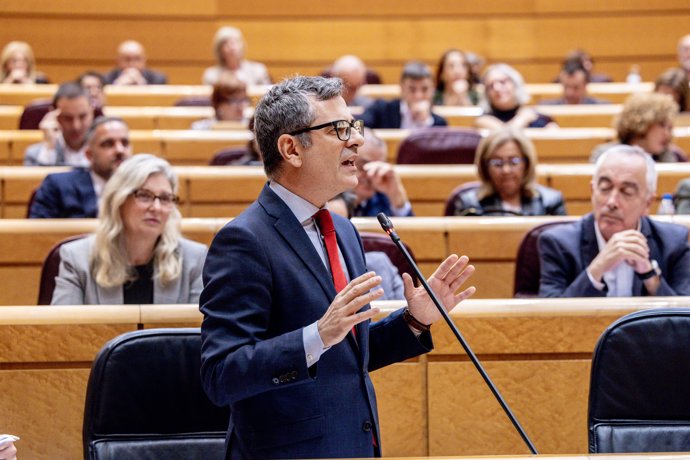 El ministro de Presidencia, Justicia y Relaciones con las Cortes, Félix Bolaños, interviene durante una sesión de control al Gobierno, en el Senado, a 18 de noviembre de 2025, en Madrid (España). Hoy el Gobierno se enfrenta a las preguntas de la oposición