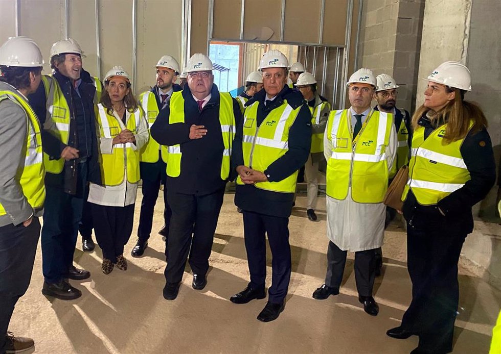 El consejero de Sanidad, Alejandro Vázquez, visita las obras del nuevo edificio del Hospital de Salamanca junto al alcalde Carlos García Carbayo..
