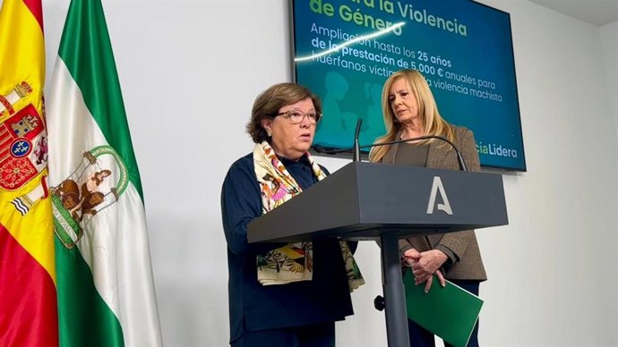 Dolores Sánchez y Rosario Alarcón, durante la presentación de la ampliación de ayudas a huerfanos por violencia de género.