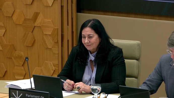 La directora general de Proyectos Estratégicos, Fondos Europeos y Simplificación Administrativa, Bàrbara Barceló, en el Parlament