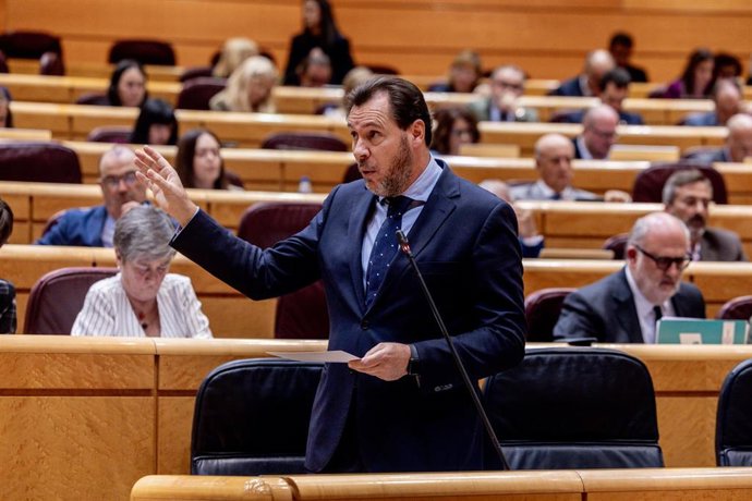 El ministro de Transportes y Movilidad Sostenible, Óscar Puente, interviene durante una sesión de control al Gobierno, en el Senado. Imagen de archivo