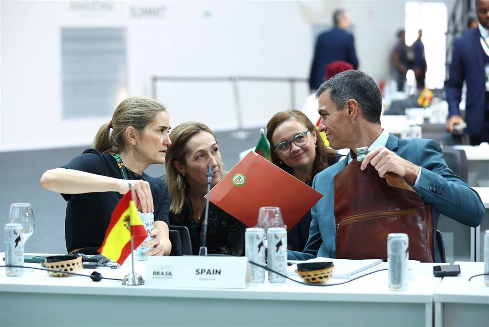 Emma Aparici, a la derecha del presidente del Gobierno, Pedro Sánchez, durante COP30 en Belém