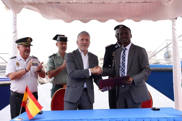 El ministro del Interior, Fernando Grande-Marlaska,  junto a su homólogo senegalés, Mouhamadou Bamba Cissé, durante el acto de  Donación de dos embarcaciones costeras a Senegal, a 2 de diciembre de 2025, en Dakar (Senegal).