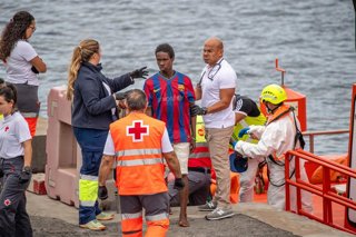 Archivo - Varias personas salen de un cayuco, en el muelle de La Restinga, a 24 de octubre de 2025, en la isla de El Hierro, Islas Canarias (España). 