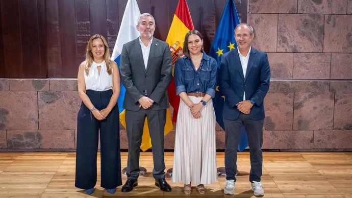 La presidenta del Cabildo de Tenerife, Rosa Dávila; el presidente de Canarias, Fernando Clavijo, la consejera de Ciencia, Migdalia Machín y el presidente del Cabildo de La Palma, Sergio Rodríguez