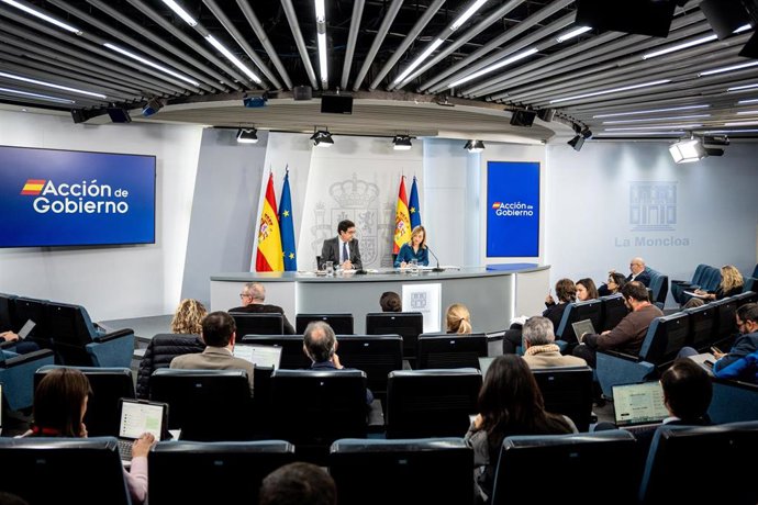 El ministro de Transformación Digital y Función Pública, Óscar López, y la ministra de Educación, Formación Profesional y Deportes y portavoz del Gobierno, Pilar Alegría, durante laa rueda de prensa tras el Consejo de Ministros.