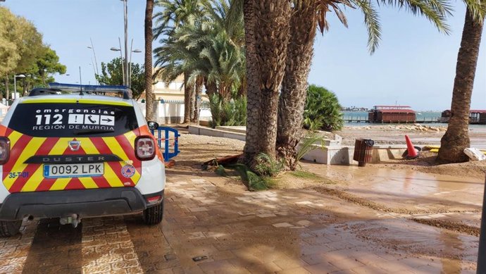 Archivo - Coche del 1-1-2 en el paseo de Santiago de la Ribera, San Javier, tras el paso de la dana Alice