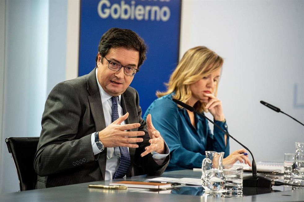 La ministra de Educación, Formación Profesional y Deportes y portavoz del Gobierno, Pilar Alegría, y el ministro de Transformación Digital y Función Pública, Óscar López, durante una rueda de prensa tras el Consejo de Ministros, en el Complejo de la Mon