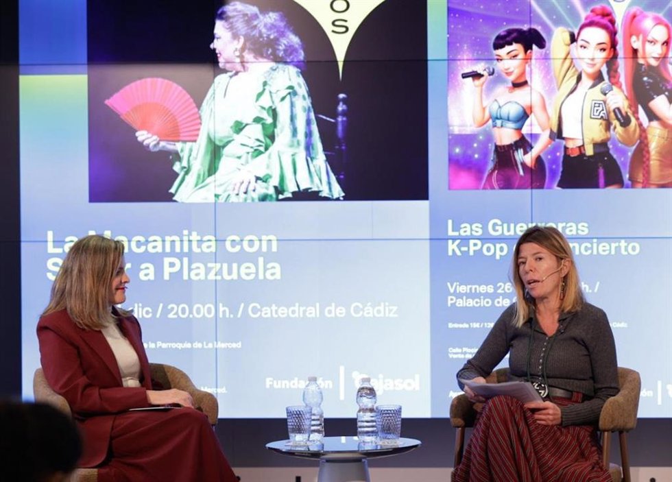 Mar Díez, delegada de la sede de Cádiz de la Fundación Cajasol, y Maite González, teniente de alcalde de Cultura del Ayuntamiento de Cádiz.