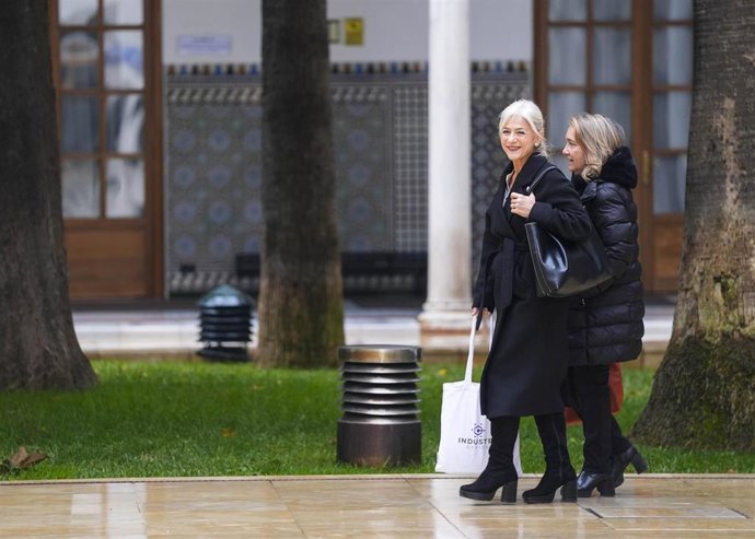 La consejera de Cultura y Deporte, Patricia del Pozo, y la viceconsejera del ramo, María Esperanza O'Neill, en el Parlamento andaluz.
