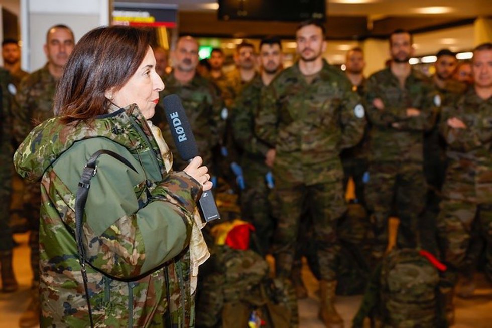 La ministra de Defensa, Margarita Robles, despide al personal de la Brigada Guadarrama XII, que releva al contingente desplegado en Líbano, en la misión UNIFIL de la ONU. Aeropuerto Adolfo Suárez Madrid-Barajas.