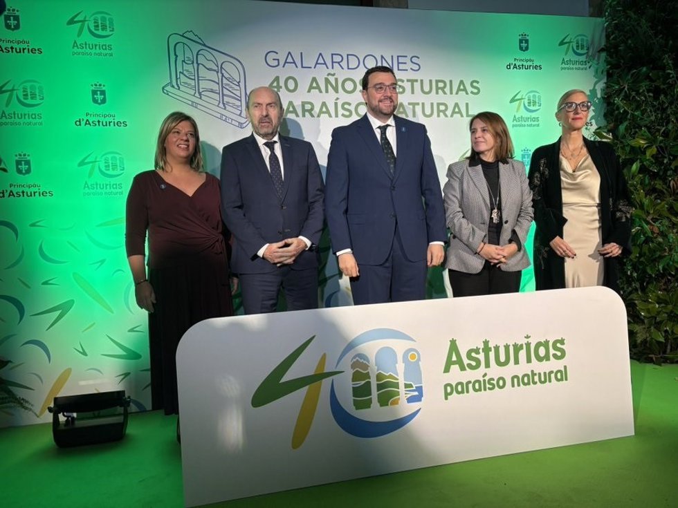 Gimena Llamedo, a la izquierda