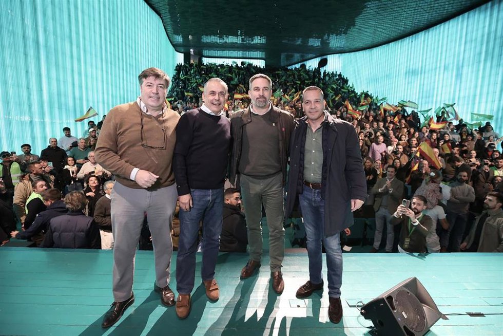 El presidente de Vox, Santiago Abascal; el candidato a la Presidencia de la Junta, Óscar Fernández Calle; el senador Ángel Pelayo Gordillo; y el presidente provincial de Vox en Badajoz, Javier Bravo, en un acto público en Villanueva de la Serena