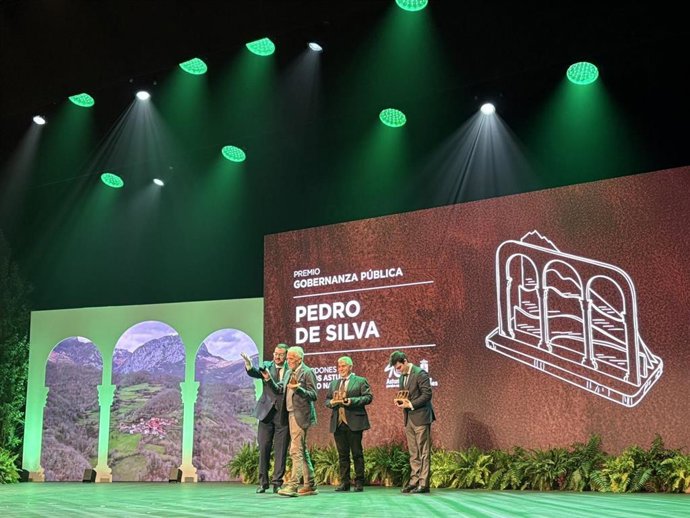 Pedro de Silva, recogiendo el reconocimiento