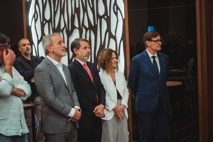 L'alcalde de Barcelona, Jaume Collboni, i el president de la Generalitat, Salvador Illa, durant un esmorzar amb editors a Guadalajara, Mèxic