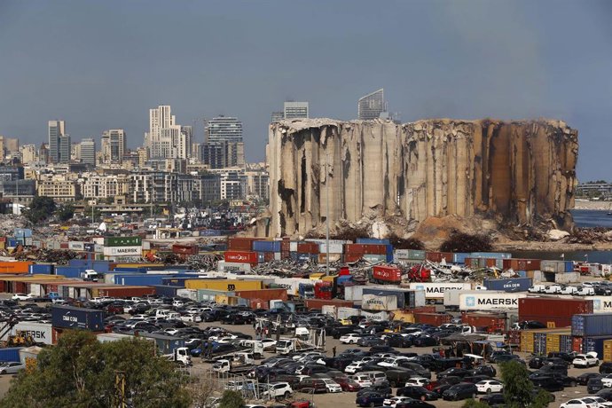 Archivo - BEIRUT, July 28, 2022 -- Foto tirada em 28 de julho de 2022 mostra os silos de grãos danificados na explosão do Porto de Beirute em 2020 em Beirute, Líbano. Os silos de grãos no porto de Beirute, atingido pela explosão, correm o risco de desabar