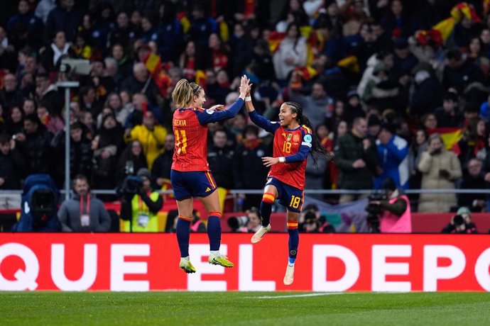 Vicky Lopez, da Espanha, comemora um gol com a companheira de equipe Alexia Putellas durante a partida de volta da final da UEFA Women's Nations League 2025 entre Espanha e Alemanha no estádio Riyadh Air Metropolitano em 2 de dezembro de 2025 em Madri, Es