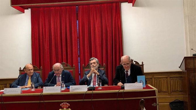 El expresidente del CGPJ, Carlos Lesmes, presenta el libro '¿Qué es el derecho'? de Andrés Ollero, en un acto en la Real Academia de Jurisprudencia y Legislación de España